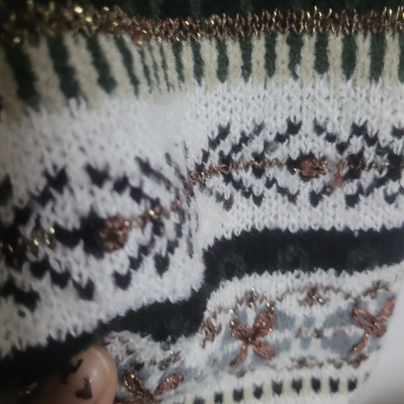 Chic Black and White Patterned Sweater - Picture 4 of 7